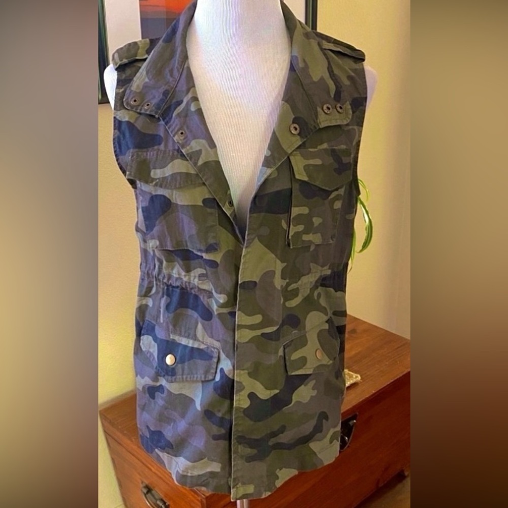 LOVE TREE  VEST CAMO,  M